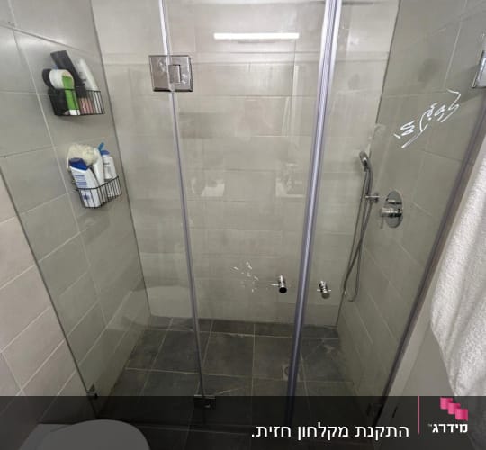 מקלחון זכוכית עם ראש מקלחת ומדפים